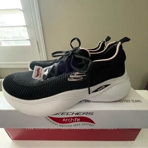 Sketchers Women’s Arch Fit Vapor Lite Black Sneakers Size 7.5 NWT